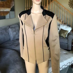 Modern and sporty work to play blazer.